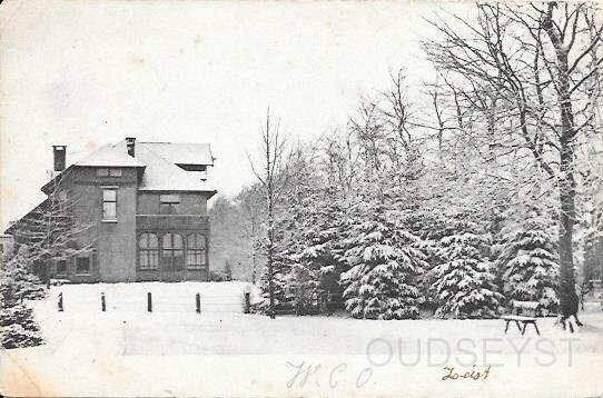 Website foto's 20150017.jpg - Gezicht op de Villa van de Familie F.J. Palmboom aan de Woudenbergsche straatweg wijk E nr. 39 (later nr. 9) Nu nr. 7. Villa is gebouwd omstreeks 1889. Rechts voorbij het bankje is de Woudenbergseweg. Opname is genomen vanaf Villa Gurnigel ( Notaris van Rhijn) op het huis in de winter met sneeuw. Opname van 1899.